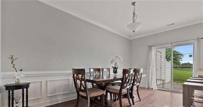 Building Photo - Spacious 3BR/2 BA Townhome Located in Caba...