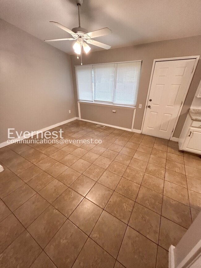 Building Photo - 560 Jamaica Pl