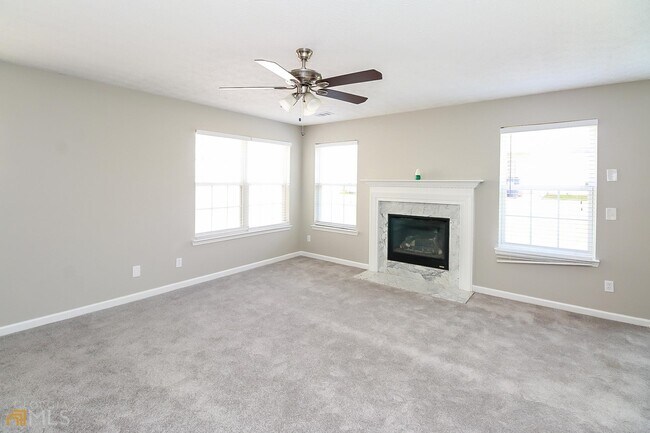 Building Photo - 2840 Lakeside Cir