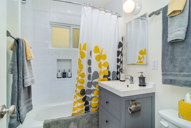 Building Photo - Cozy remodeled 2 beds 1 bath apt in Point Loma