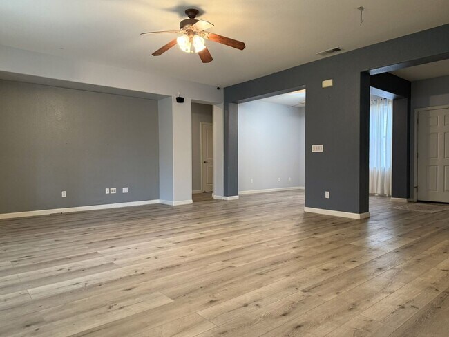 Building Photo - Polished and Chic 4/2 Available NOW!!