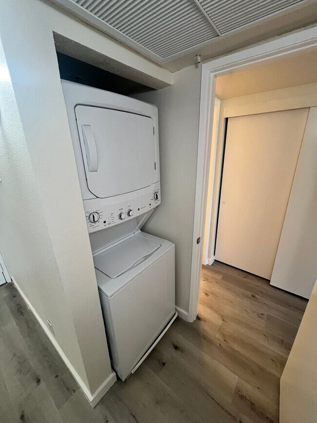 Building Photo - Move-In Ready 2-Bed Condo with Upgrades & ...