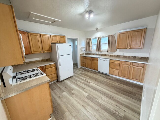 Building Photo - 2 Bed 1 Bath w/ garage & laundry