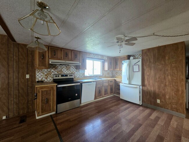 Building Photo - 3 Bed, 2 Bath Country-Home on 5 Acres