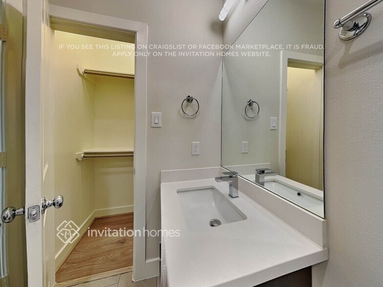 Building Photo - 713 Carriage Knls Dr