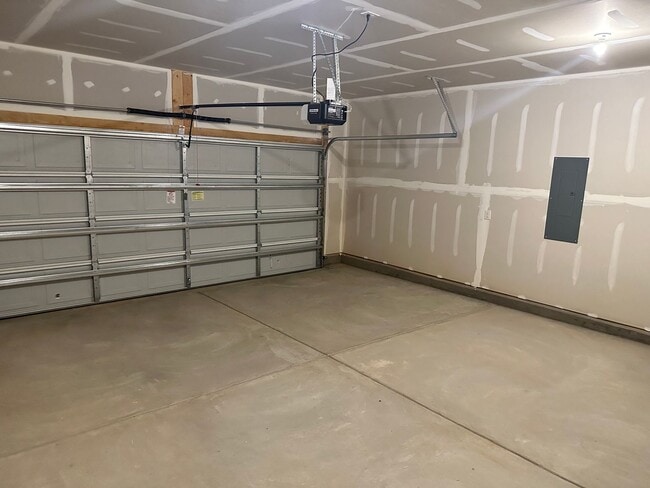 Building Photo - Gourgeous Brand New 4 bedroom Home near La...