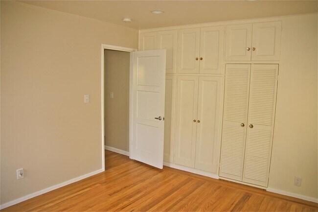 Building Photo - 2323 Peachtree Ln