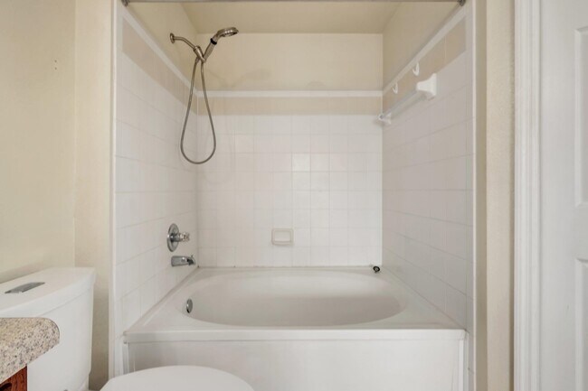 Building Photo - 2801 Chancellorsville Dr