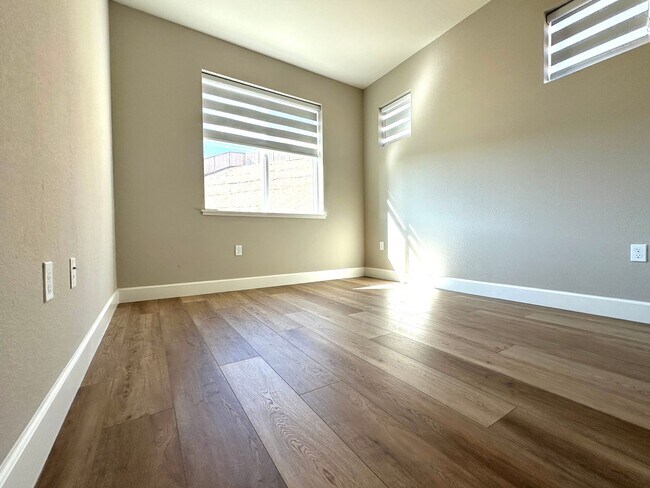 Building Photo - Beautiful Newer 5 Bedroom, 4 Bath in the h...
