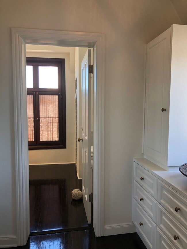 Building Photo - 316 N Rossmore Ave