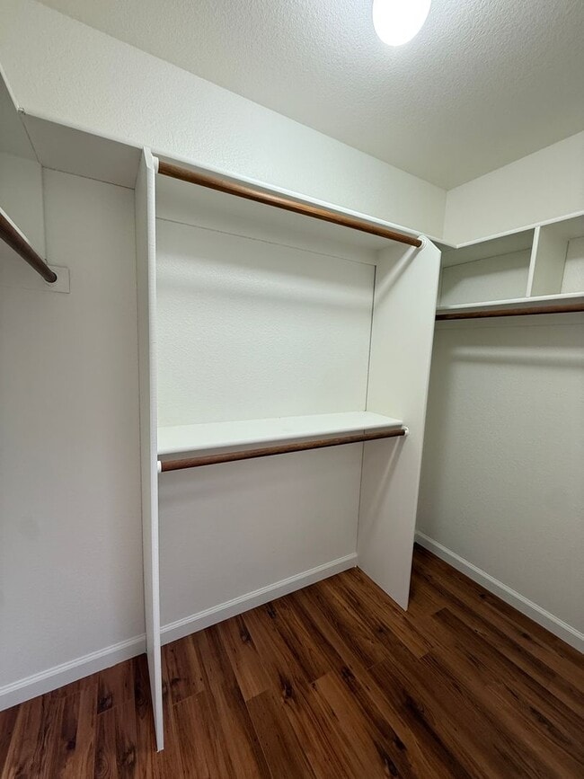 Building Photo - 749 Oak Brook Dr