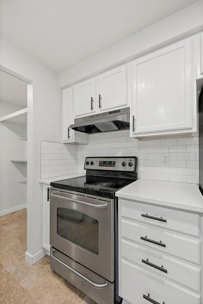 Building Photo - Light & Airy 2-Bedroom Olympia Home with Private Baths & Spacious Backyard!