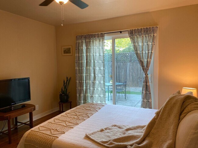 Building Photo - Available May 1st!  Bright Charmer in downtown Chico