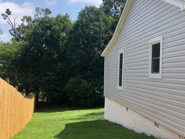 Building Photo - 126 Eden St NW