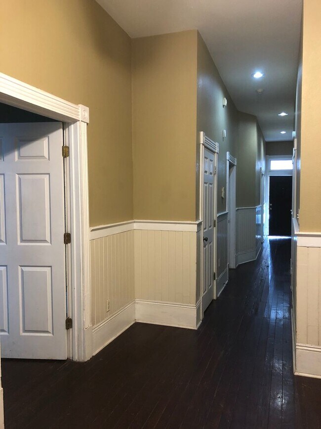 Building Photo - *APPLICATION PENDING!* DOWNTOWN 3 BEDROOM!