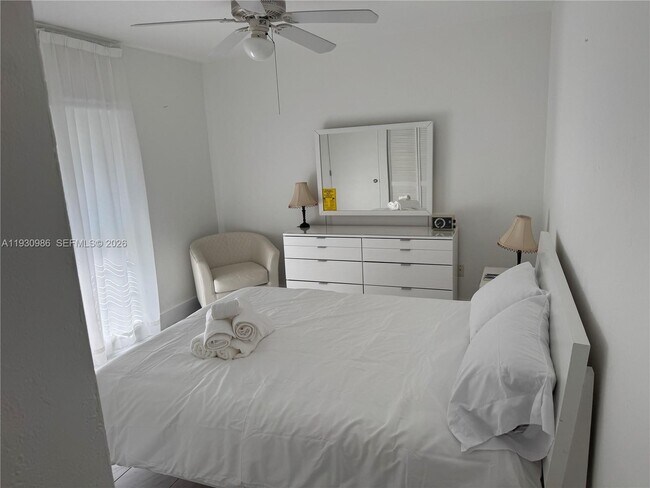 Building Photo - 300 Sunrise Dr