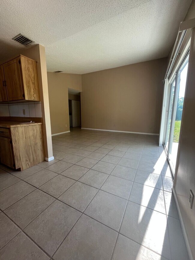 Building Photo - Super Cute 3bd 2bath with Florida Room!!