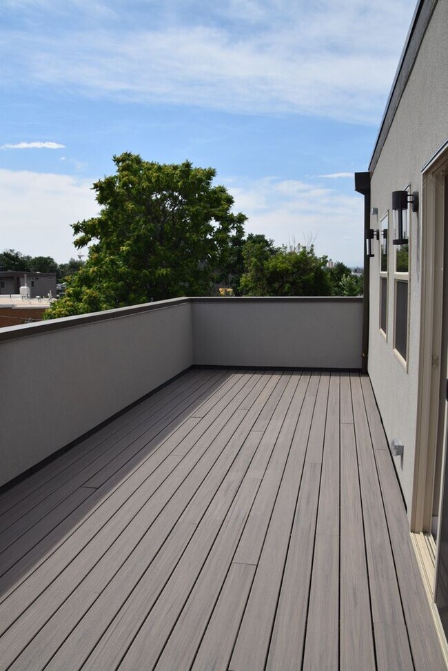 Building Photo - 3 bedroom / 3.5 bath Townhome + 2 Large Flex Spaces & Spacious Roof Top Deck!