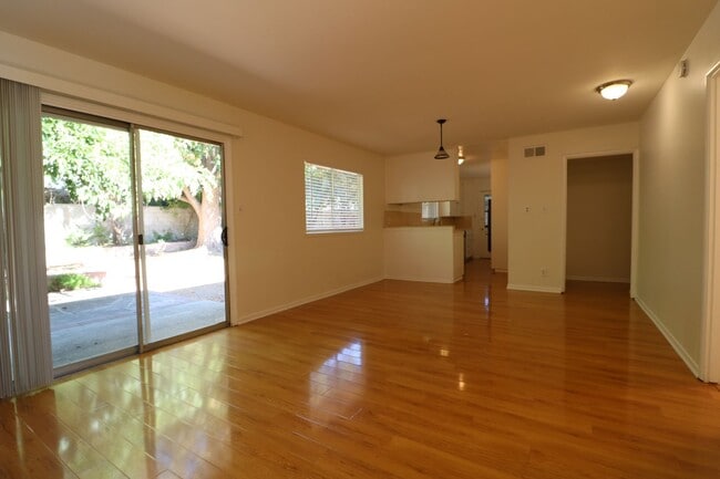 Building Photo - 3 BEDROOM, 2 BATH:  Home for Lease in Nort...
