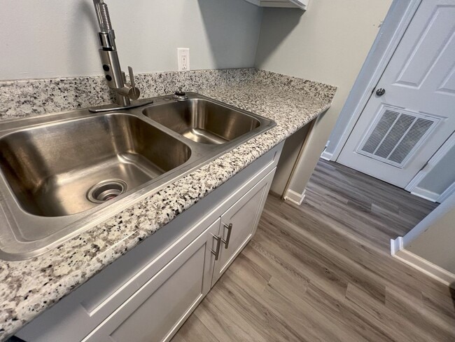 Building Photo - Must See! 1 bedroom, 1 bath apartment on H...