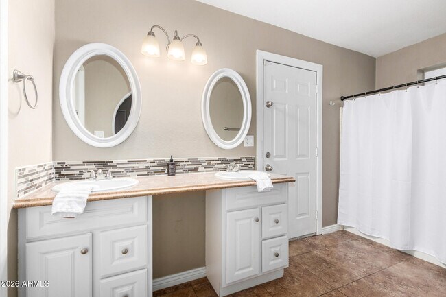 Building Photo - 2424 W Portobello Ave