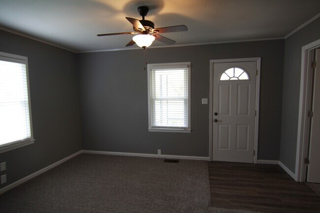 Building Photo - 2 Bedroom Pet Friendly Home For Rent!