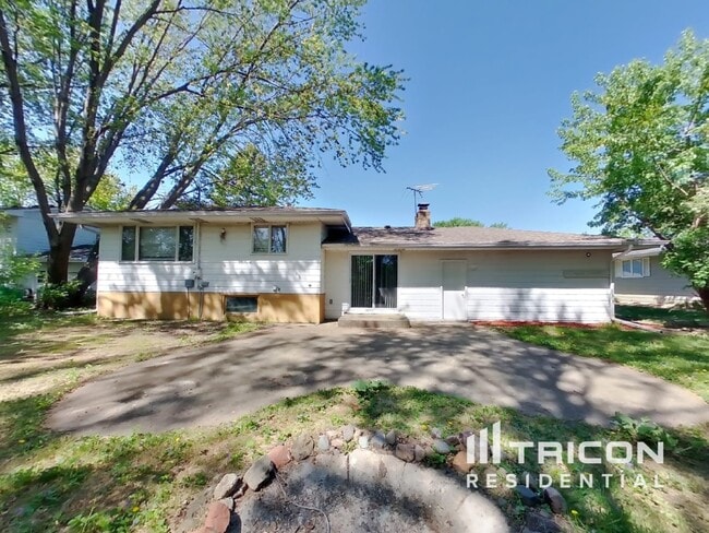 Building Photo - 1397 Pinewood Dr
