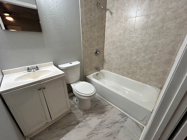 Building Photo - Northside 3/2 Home For Rent!