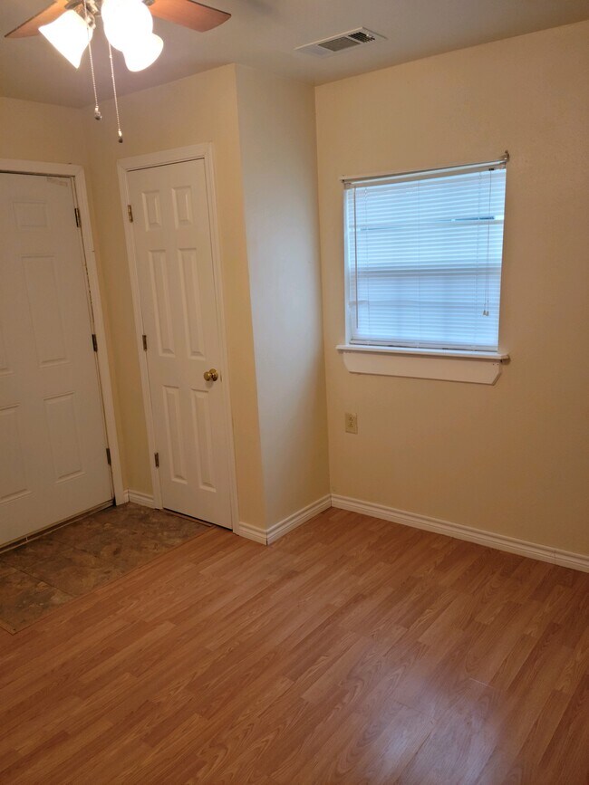 Building Photo - 307 S Berry St