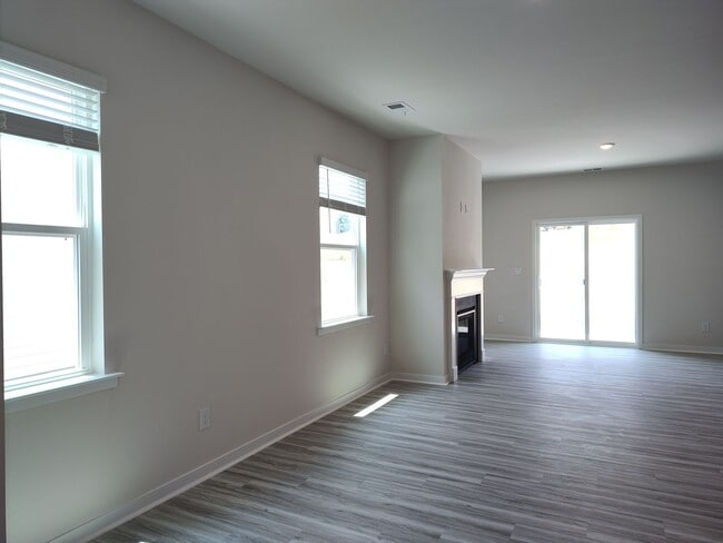 Building Photo - Beautiful home located in the Hamilton Woo...