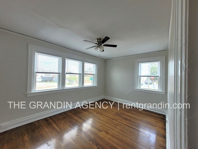 Building Photo - 202 Elm Ave