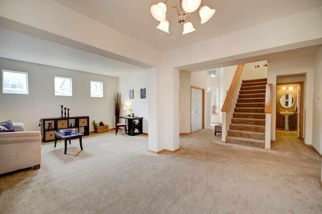 Building Photo - Beautiful home on corner lot!
