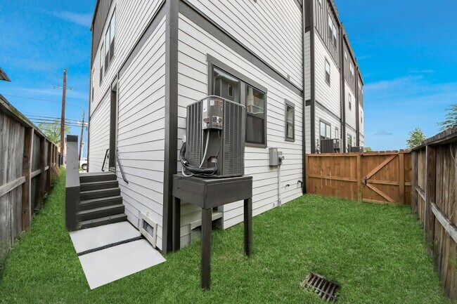 Building Photo - 2428 Ella Blvd