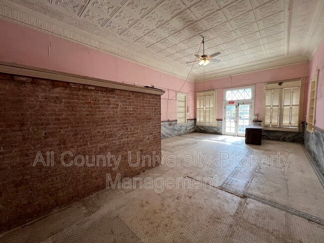 Building Photo - 112 NE 1st St