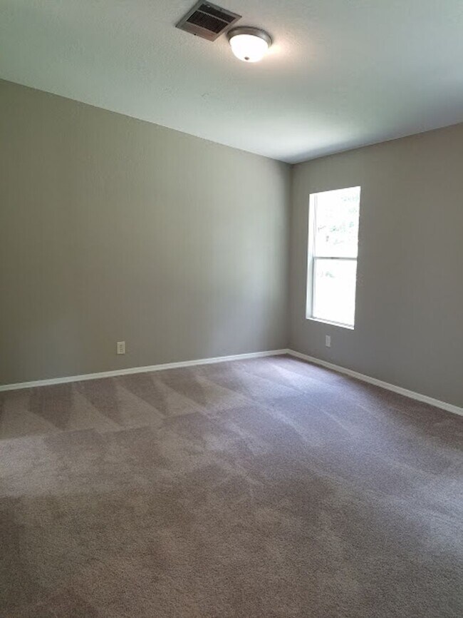 Building Photo - 3 Bed 2 Bath Bring your horses or livestock, the property is zoned agriculture