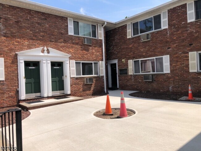 Primary Photo - 104 N Beverwyck Rd