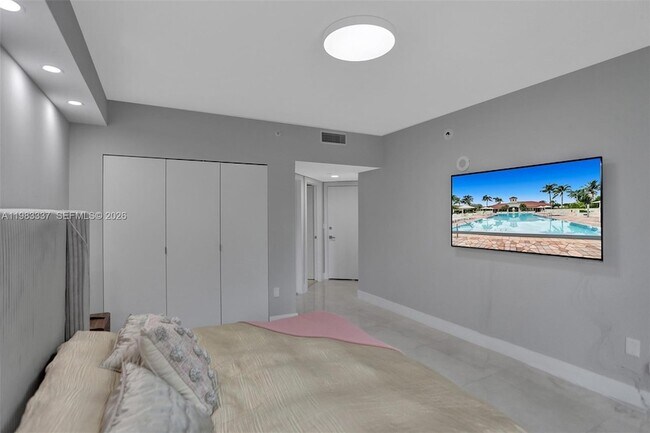 Building Photo - 20000 E Country Club Dr