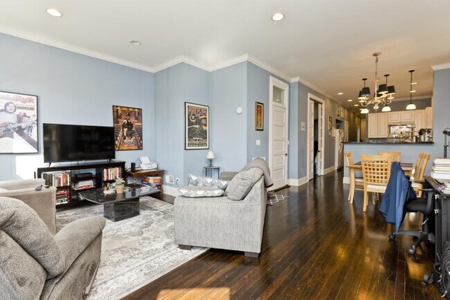 Building Photo - 3 bedroom in Chicago IL 60607