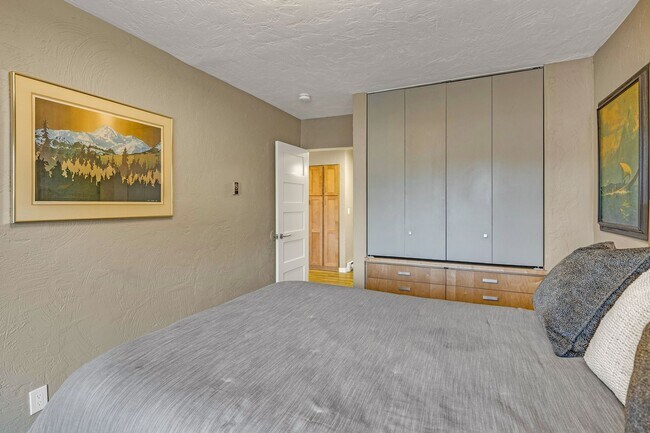 Building Photo - Perfect Downtown Furnished 1 BR Apartment