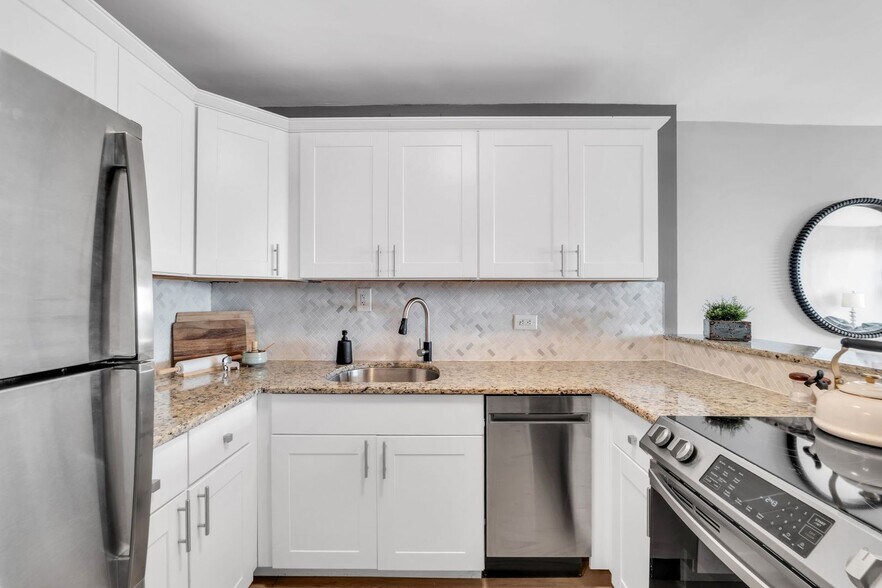 Building Photo - 2020 N Lincoln Park W