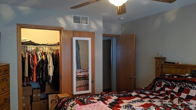 Building Photo - Location location location! This beautiful Fridley 3 bedroom townhouse, dont miss out!