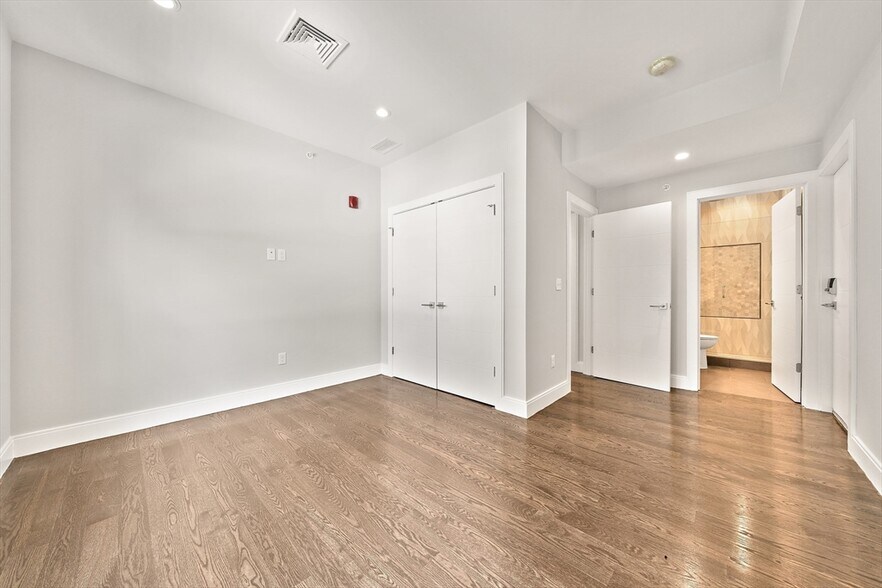 Building Photo - 9 Lithgow St