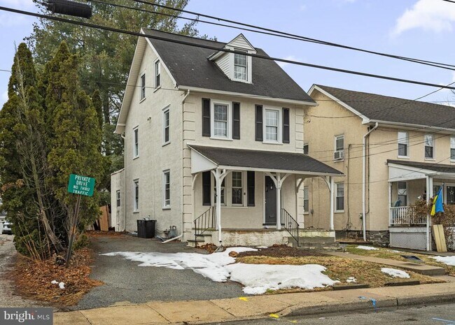 Building Photo - 716 E Railroad Ave