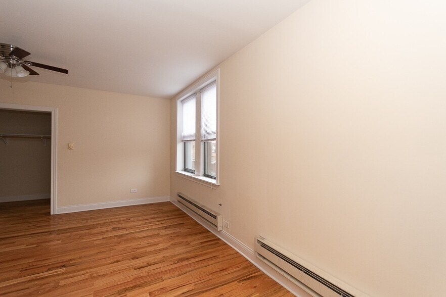 Building Photo - 823 W Diversey Pkwy