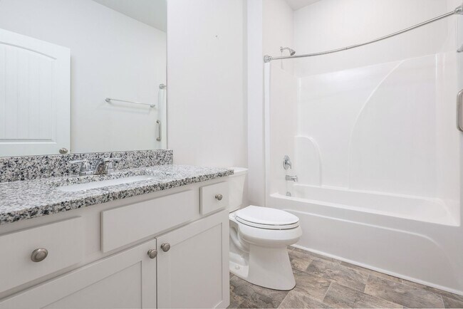 Building Photo - Like New, One-Level Living