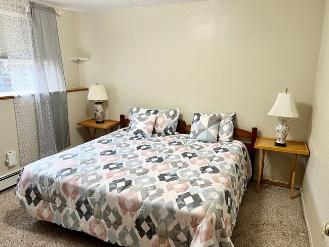 Building Photo - Downtown Furnished Two Bed Unit in Duplex-...