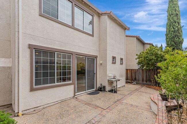 Building Photo - Remodeled 4-Bedroom 3-Bathroom House in Sa...