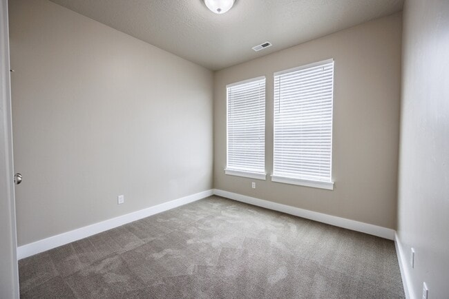 Building Photo - 972 S High Ridge Dr