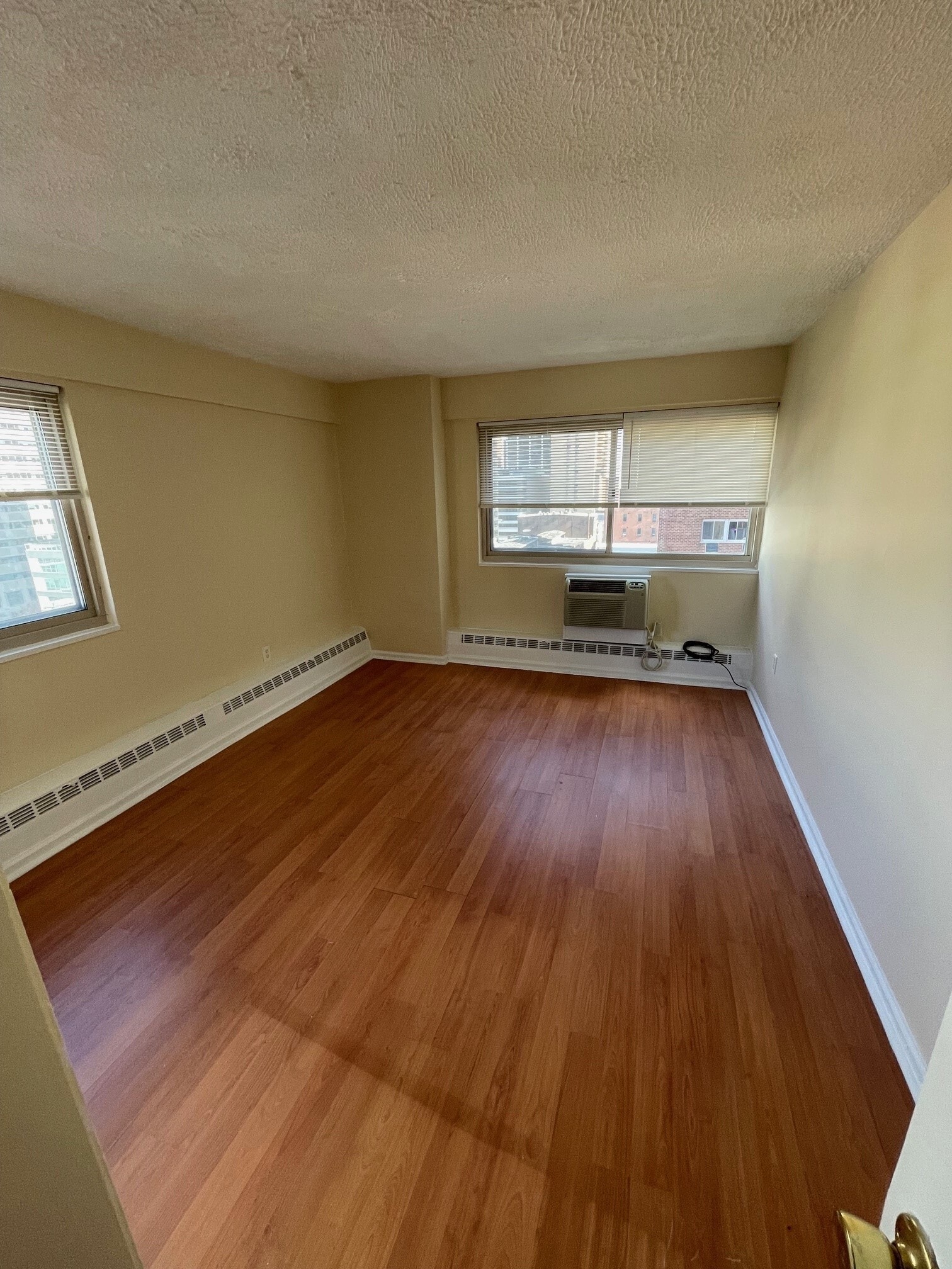 Corner Bedroom - 2101 Chestnut