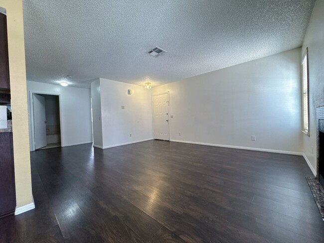 Building Photo - 2 Bed 2.5 Bath Single House near Rainbow/Tropicana